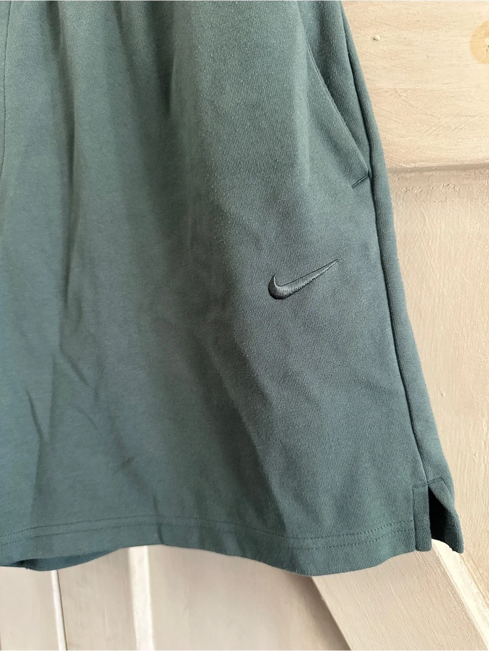 Nike Dri-FIT Men’s Athletic Training Shorts Green Drawstring Zip Pockets Size L